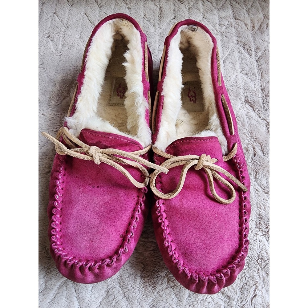 UGG Dakota Magenta Pink Suede Sheepskin Lined Moccasin Slippers Womens 9
